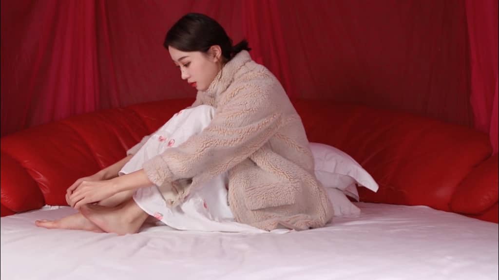 [脚模摄影] 04-小巧的模特在红色大圆床上秀足